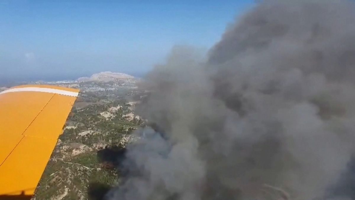 Letecké záběry z hašení požárů na Rhodu